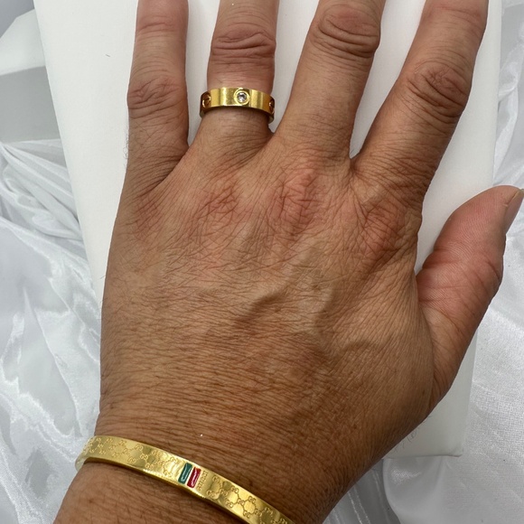 18K Gold Band Ring - Picture 3 of 5